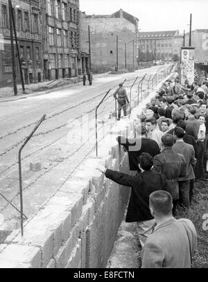 Bürger aus West-Berlin prüfen die neu errichtete Mauer an der Grenze des sowjetischen Sektors am 27. August 1961. Stockfoto