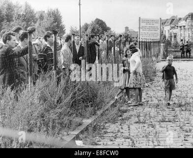 Mehrere Gruppen von Bürgern aus West-Berlin beobachten der Gottvater der Berliner Mauer in einer Straße in Berlin-Neukölln am 13. August 1961. Stockfoto