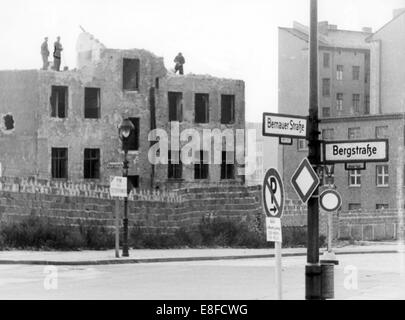 Abriss einer Grenze-Haus in der Bernauer Straße in Berlin am 17. Oktober 1961 sind Arbeitnehmer aus Ost-Berlin beschäftigt. Stockfoto