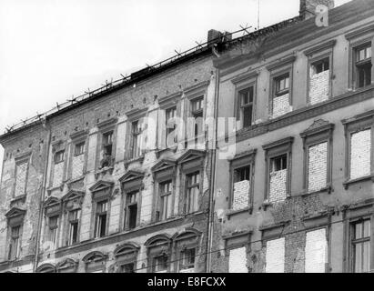 Blick auf die fast vollständig gemauert, oben Fenster von zwei angrenzenden Häusern in der Bernauer Straße in Berlin, 16. November 1961. 13. August 1961 wurden am Tag des Baus der Berliner Mauer, 9. November 1989, am Tag der Fall der Berliner Mauer, der Bundesrepublik und der DDR durch den Eisernen Vorhang zwischen Ost und West getrennt. Stockfoto