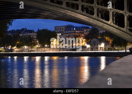 Folgen Sie dem Licht. Pris Sur le Pont de Île Saint Louis.  Verkehr bewegt durch Paris spät in der Nacht im Sommer. Stockfoto