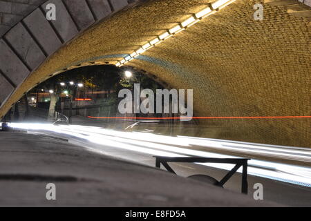 Folgen Sie dem Licht. Pris Sur le Pont de Île Saint Louis.  Verkehr bewegt durch Paris spät in der Nacht im Sommer. Stockfoto