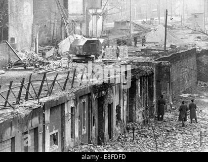 Bauarbeiter aus Ost-Berlin reißen nach den letzten Häusern nahe der Bernauer Straße in Berlin, 16. Januar 1967. Die Mieter des Hauses wurden im Rahmen der obligatorischen Evakuierung umgesiedelt. 13. August 1961 wurden am Tag des Baus der Berliner Mauer bis zum Fall der Berliner Mauer am 9. November 1989, der Bundesrepublik und der DDR durch den Eisernen Vorhang zwischen Ost und West getrennt. Stockfoto