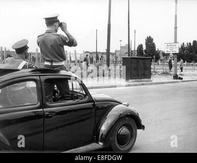 Zwei britische Militärpolizei Männer beobachten die versiegelten Bereich Grenze am Potsdamer Platz in Berlin am 13. August 1961. Vom 13. August 1961 waren am Tag des Baus der Mauer bis zum Fall der Mauer am 9. November 1989, der Bundes Republik Deutschland und der DDR getrennt durch den Eisernen Vorhang zwischen Ost und West. Stockfoto