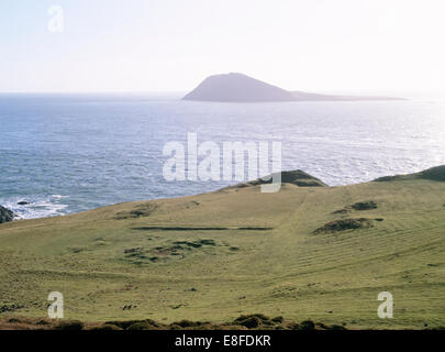 Ein Blick über den Sund nach Bardsey Island von der Website von Str. Marys Kirche, Aberdaron, einmal ein Rastplatz für die mittelalterlichen Pilger zu Bardsey. Stockfoto