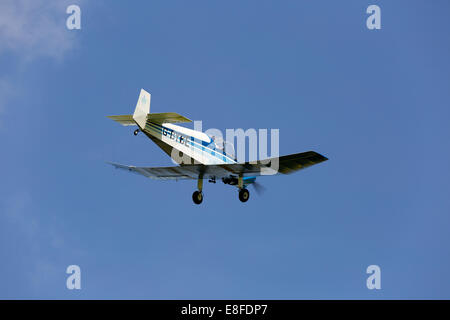 Jodel DR129A Paris-Nizza G-BYBE im Flug über Netherthorpe Flugplatz Stockfoto