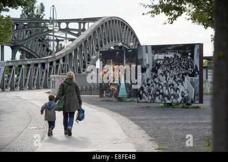 Berlin, Deutschland. 25. August 2014. Eine Vie Boesebruecke an der Bornholmer Straße in Berlin, Deutschland, 25. August 2014-Brücke. Der erste offene Grenzübergang der DDR befand sich an dieser Stelle. Foto: MAURIZIO GAMBARINI/DPA/Alamy Live-Nachrichten Stockfoto