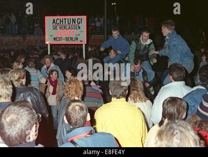 Tausende von Menschen feiern die Öffnung der Mauer in Berlin, Deutschland, 10. November 1989. Foto: Peter Zimmermann Stockfoto