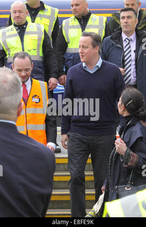 Premierminister David Cameron besucht Dawlish Bahnhof für die grand Re-opening nach die Station im Februar durch Sturmschäden geschlossen wurde. Herr Cameron sprach mit mehreren Mitgliedern der Öffentlichkeit und Bahnpersonal, danken allen Mitarbeitern über ihre harten Anstrengungen in der Eisenbahn so repariert immer kurzer Zeit Featuring: David Cameron Where: Dawlish, Devon, Großbritannien wenn: 4. April 2014 Stockfoto