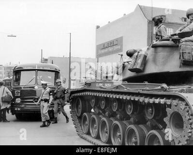 Drei Busse mit Mitgliedern der US-Armee vorbei an den Kontrollpunkt auf der Friedrichstraße in Berlin am 24. August 1961. Die Busse wurden durch Ost-Berlin Grenzbeamten für mehr als zwei Stunden bei ihrer Reutrn nach einer Stadtrundfahrt durch Ostberlin gehalten. Ein schwerer Patton-Panzer der US Army stehen auf der Wilhelmstraße in Berlin-West an der Grenze zum östlichen Teil der Stadt, am 23. August 1961. Im Hintergrund der Berliner Mauer und dem "Haus der Ministerien" (Haus der Ministerien), der ehemalige aeronautic Reichsministerium, an der Ecke von Wilhelm und Leipziger Straße. Vom 13. August 1961, dem Tag der Stockfoto