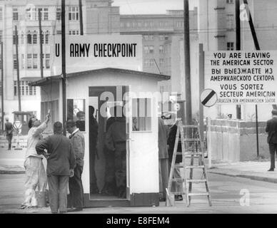 Arbeiter bauen einen wetterfesten Rahmen lodge für die US-Soldaten am Kontrollpunkt Friedrichstraße, Checkpoint Charlie genannt. Vom 13. August 1961, der Tag des Baus der Mauer, bis die vom November 1989, dem Fall der Berliner Mauer, der Bundesrepublik und der DDR waren getrennt in Ost und West durch den "Eisernen Vorhang". Stockfoto