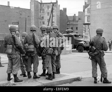 Soldaten der US-Armee auf der Seite der West-Berliner und einem Wasserwerfer von der Volkspolizei der DDR der Ost-Berliner Seite stehen einander gegenüber am Grenzübergang Friedrichstraße Punkt in Berlin am 24. August 1961. Vom 13. August 1961 waren am Tag des Baus der Mauer bis zum Fall der Mauer am 9. November 1989, die Bundesrepublik Deutschland und der DDR getrennt in Ost und West durch den Eisernen Vorhang. Stockfoto