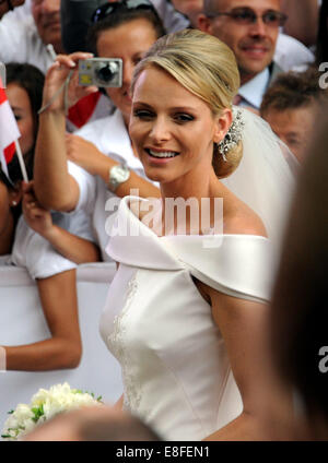 Prinzessin Charlene von Monaco kommt in der Kirche Saint Dévote, den Brautstrauß nach die kirchliche Trauung in Monaco, 2. Juli 2011 zu verlassen. Die Zeremonie fand in der Ehrengerichtshof der Fürstenpalast. Foto: Carsten Rehder Dpa +++(c) Dpa - Bildfunk +++ Stockfoto