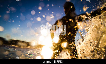 Silhouette des Mannsurfens, Manhattan Beach, Los Angeles, Kalifornien, USA Stockfoto