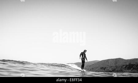 Surfer auf einem Surfbrett gleiten, Malibu, Los Angeles, Kalifornien, USA Stockfoto