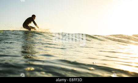 Mann surft im Pazifischen Ozean, Kalifornien, USA Stockfoto