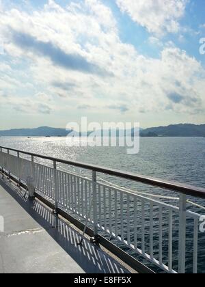 Blick auf das Meer vom Schiff Stockfoto