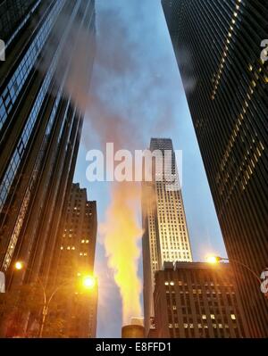 USA, New York State, New York City, Dampf steigt am Rockefeller Center Stockfoto