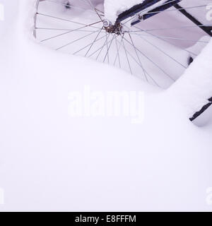 Fahrrad-Rad mit frischem Schnee bedeckt Stockfoto