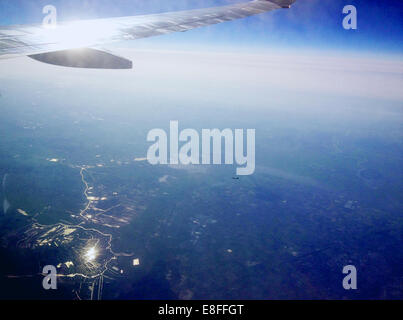 Blick auf Flugzeugflügel von Fahrzeug-Innenraum/Flugzeugfenster Stockfoto