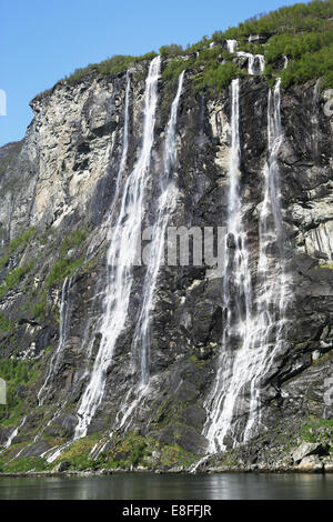 Wasserfall Klippe hinunter in den Fjord, Norwegen Stockfoto