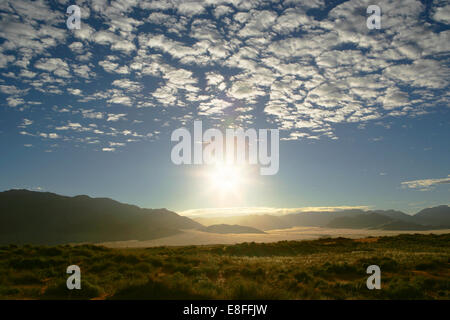 Wüste und Berge Landschaft bei Sonnenuntergang, Namib-Naukluft-Nationalpark, Namibia Stockfoto