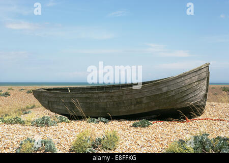 Altes Ruderboot am Kiesstrand, Dungeness, Kent, England, Vereinigtes Königreich Stockfoto