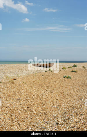 Altes Ruderboot am Kiesstrand, Dungeness, Kent, England, Vereinigtes Königreich Stockfoto