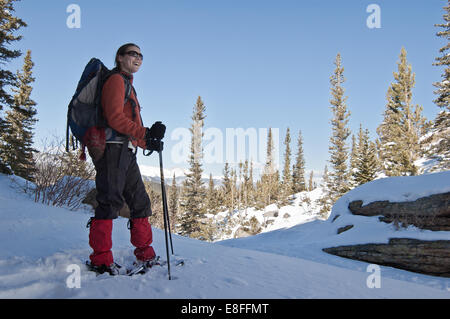 Frau beim Wandern im Schnee, Rocky Mountain National Park, Colorado, USA Stockfoto