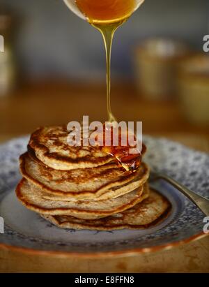 Stapel von Pfannkuchen mit Sirup Stockfoto