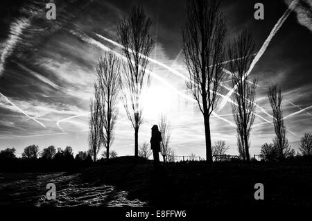 Fischer, Silhouette der Person, die im Freien steht, Hamilton County, Indiana, USA Stockfoto