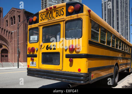 CHICAGO, USA - Juli 12,2013: typisch amerikanischen gelben Schulbus vor dem D.L.Moody-Gedächtnis-Kirche und der Sonntagsschule, Chicago Stockfoto