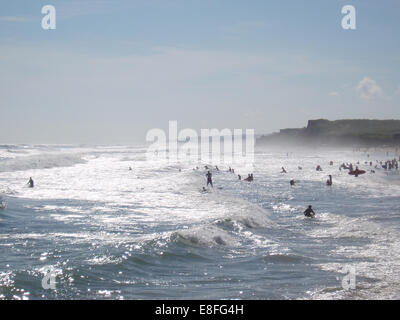 Surfer und Schwimmer, Graben Plains Beach, Montauk, East Hampton, Suffolk, Long Island, New York, USA Stockfoto