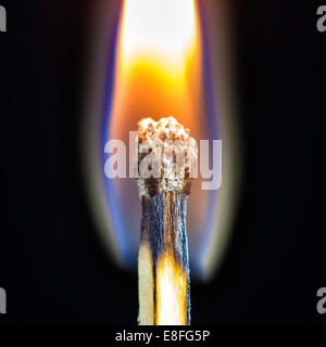 Ein brennendes Zündholz in Nahaufnahme Stockfoto