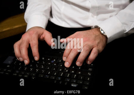 Nahaufnahme der Geschäftsmann auf Laptop tippen Stockfoto