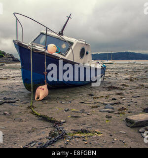 Angelboot/Fischerboot am Strand bei Ebbe Stockfoto