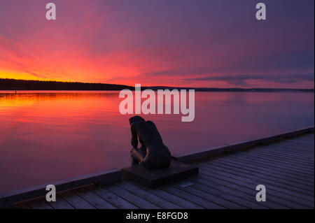 Statue mit Blick auf Fjord bei Sonnenuntergang Stockfoto