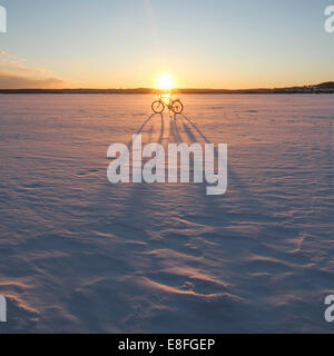 Fahrrad geparkt im Schnee Stockfoto