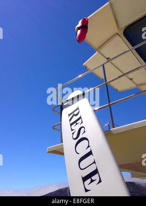 Rescue Surfboard gegen einen Rettungsschwimmer Turm am Strand, Kalifornien, USA Stockfoto