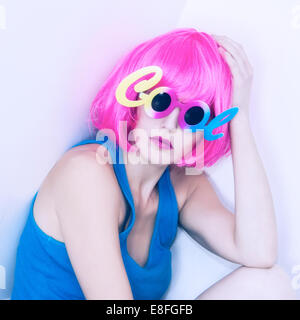 Porträt einer Frau in rosa Perücke und coole Sonnenbrillen Stockfoto