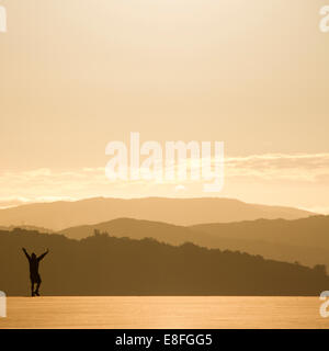 Silhouette der Mann in der Morgensonne und Blick auf Landschaft Stockfoto