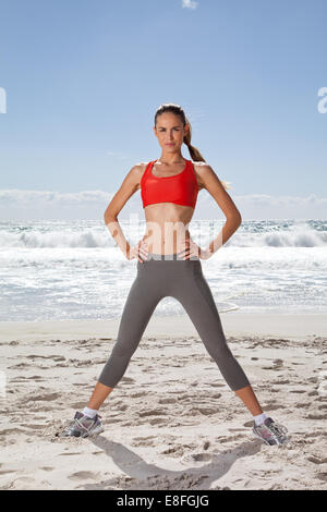 Frau, die am Strand, Kapstadt, Westkap, Südafrika trainiert Stockfoto