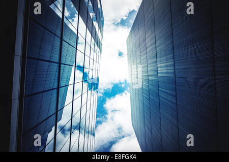 Bürogebäude mit Himmel und Wolken Stockfoto