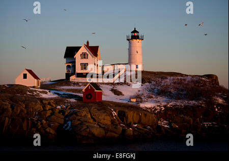 USA, Maine, York County, Cape Neddick Lighthouse im Winter Sonnenuntergang Stockfoto