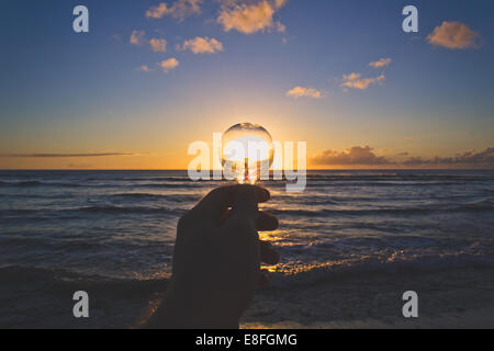 USA, Hawaii Inseln, Ansicht von Hand mit Glühbirne bei Sonnenuntergang Stockfoto