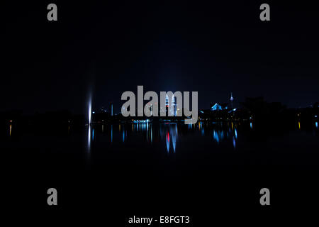 Malaysia, Kuala Lumpur City Skyline bei Nacht Stockfoto