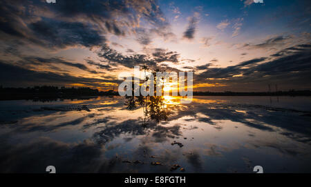 Malaysia, Penang Island, Juru, Kepala Batas Penaga, Sonnenuntergang im Wasser reflektiert Stockfoto