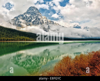 Mount Chephren spiegelt sich in Wasservögel Lake, Banff Nationalpark, Alberta, Kanada Stockfoto