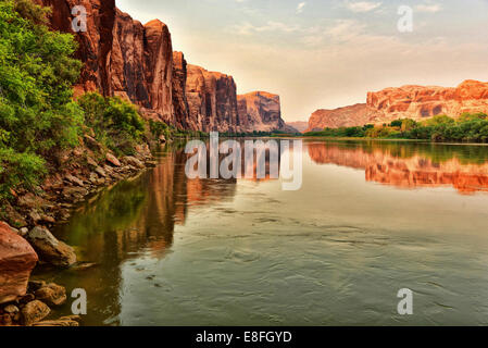 USA, Utah, roten Felsen reflektieren auf Colorado River in der Nähe von Moab Stockfoto