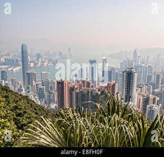 Erhöhten Blick auf die Skyline der Stadt und den Victoria Harbour, Hongkong, China Stockfoto